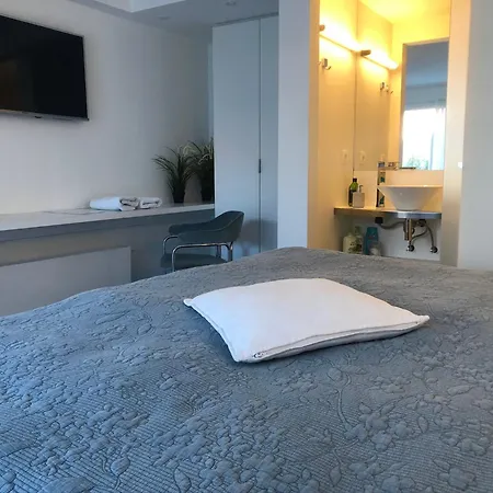 Poppies, Terras, Free Parking *